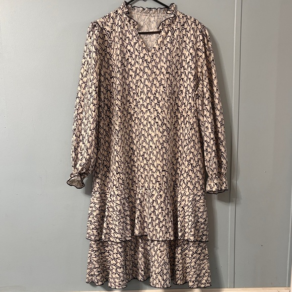 Unbranded Dresses & Skirts - Modern style cream and black dress